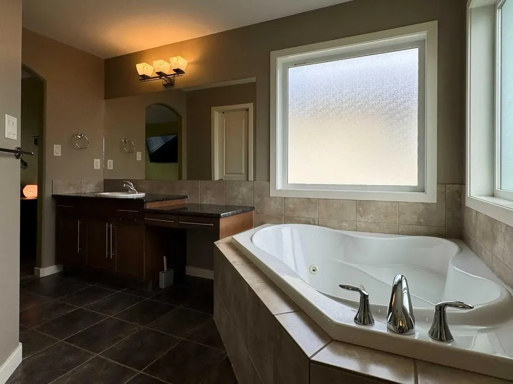 422 Lynx Terrace N Lethbridge AB T1H 6Z6