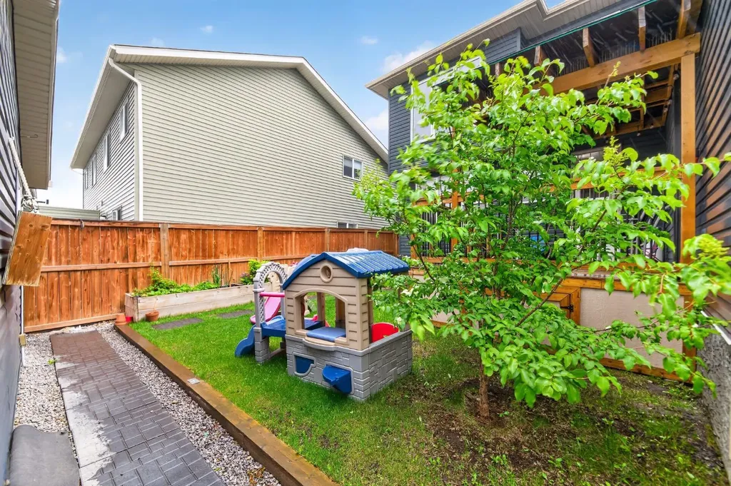 117 Ravenstern Crescent Airdrie AB T4A0W4
