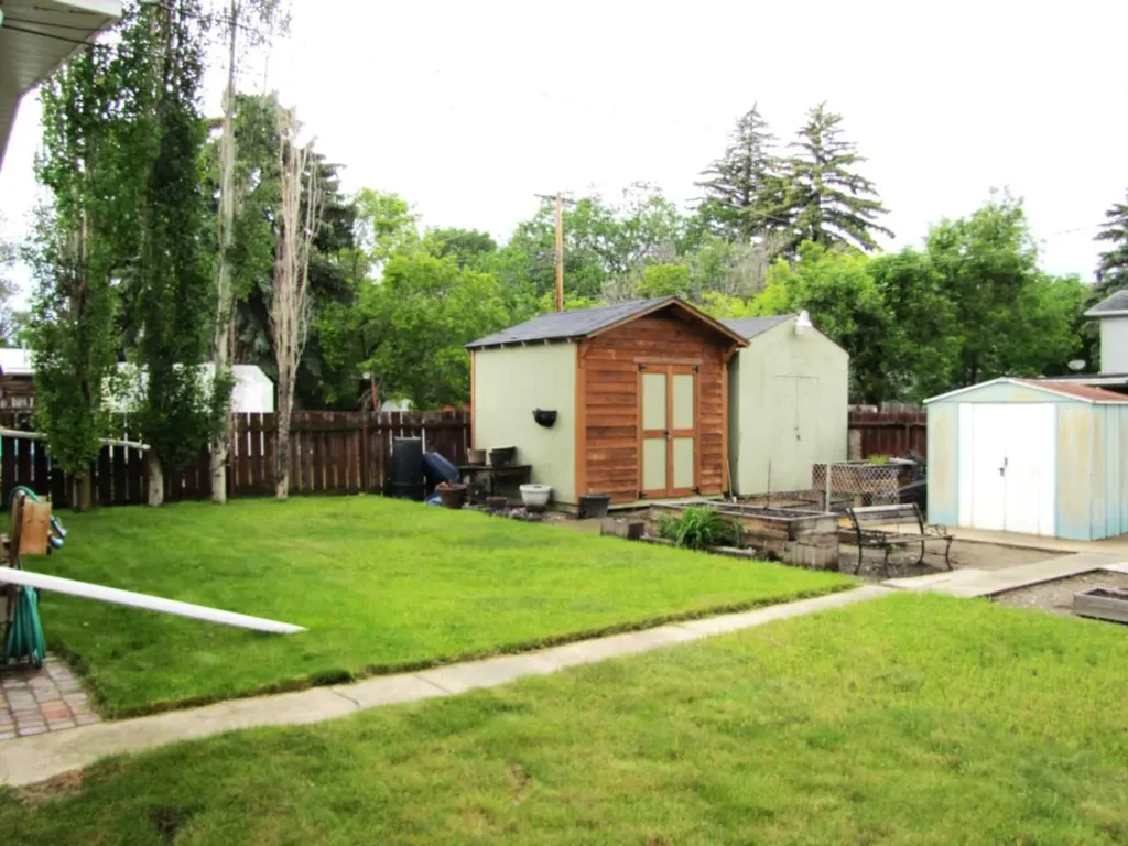 4923 52 Avenue Taber AB T1G 1H6