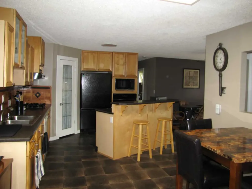 4923 52 Avenue Taber AB T1G 1H6