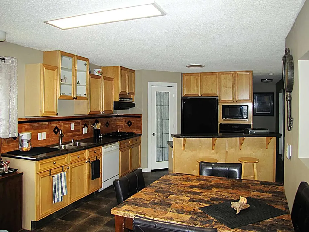 4923 52 Avenue Taber AB T1G 1H6