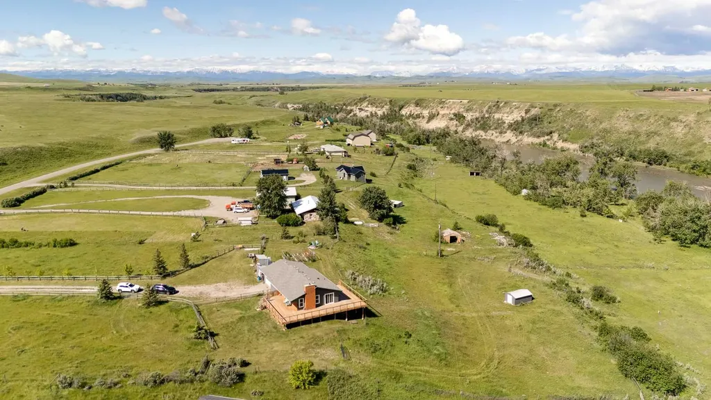 64064 610 Avenue W Rural Foothills County AB T1V 1N2