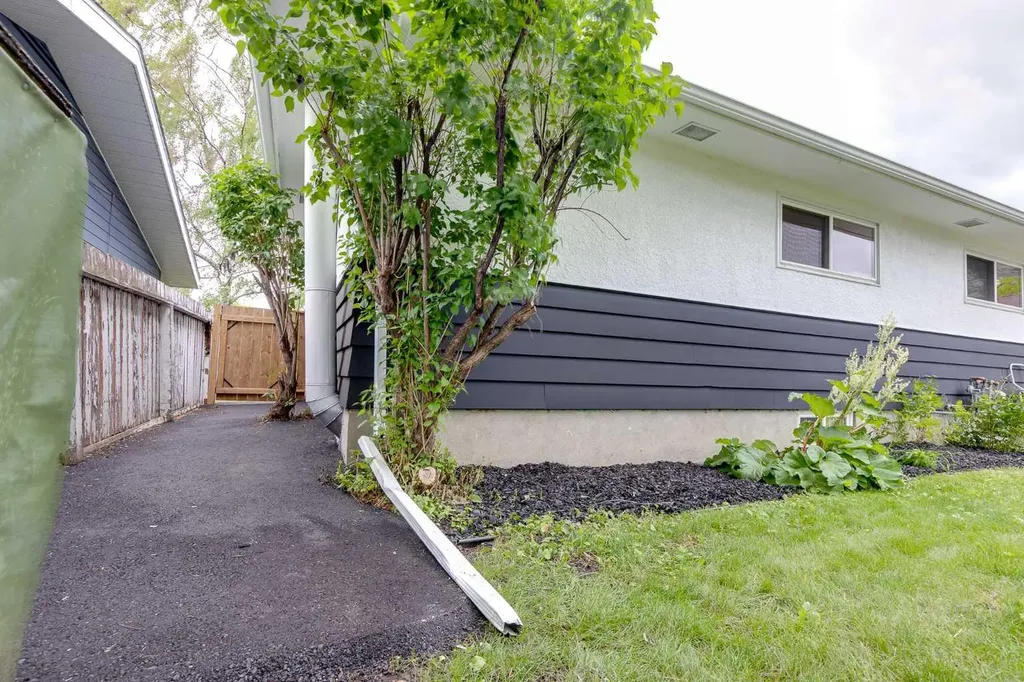 132 Haysboro Crescent SW Calgary AB T2V 3G3