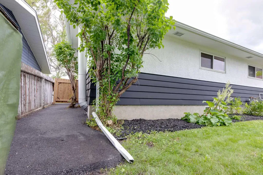 132 Haysboro Crescent SW Calgary AB T2V 3G3