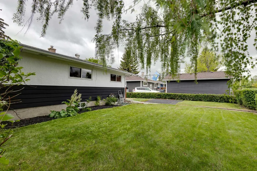 132 Haysboro Crescent SW Calgary AB T2V 3G3