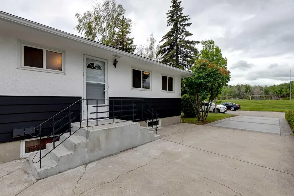 132 Haysboro Crescent SW Calgary AB T2V 3G3