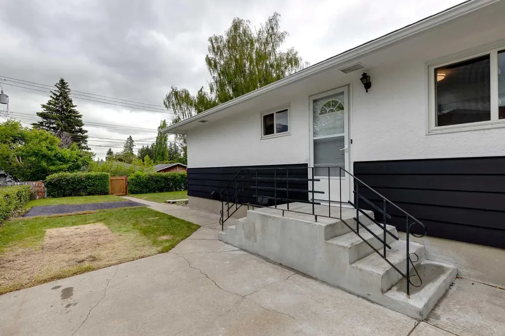 132 Haysboro Crescent SW Calgary AB T2V 3G3