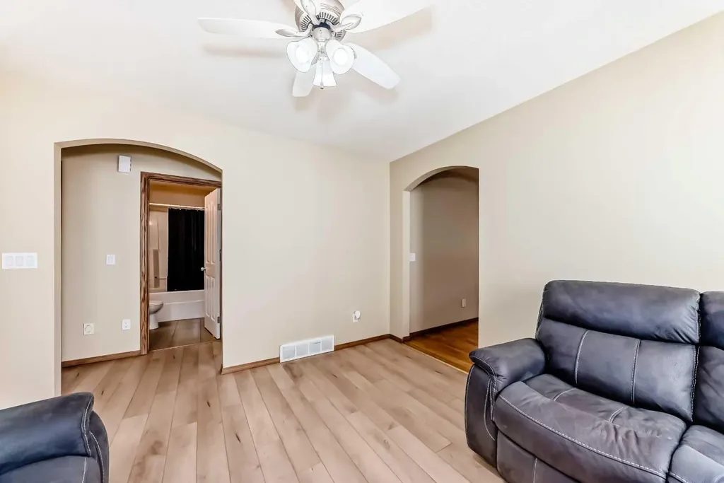 30 Covehaven View NE Calgary AB T3R 1S6