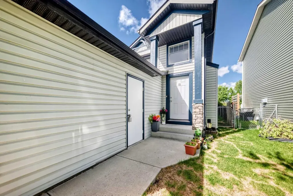 30 Covehaven View NE Calgary AB T3R 1S6