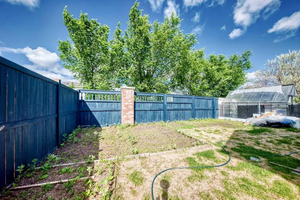 30 Covehaven View NE Calgary AB T3R 1S6