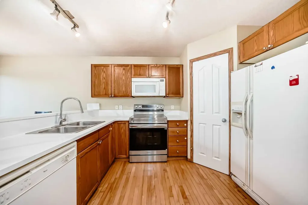 30 Covehaven View NE Calgary AB T3R 1S6
