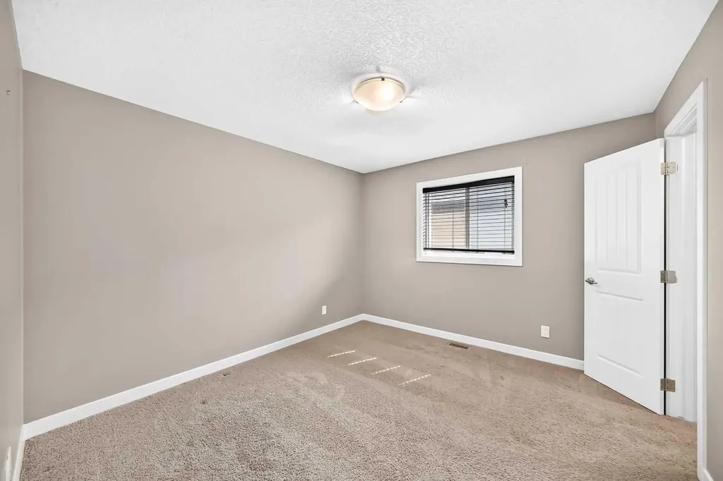 84 Evansview Manor NW Calgary AB T3P 0J7