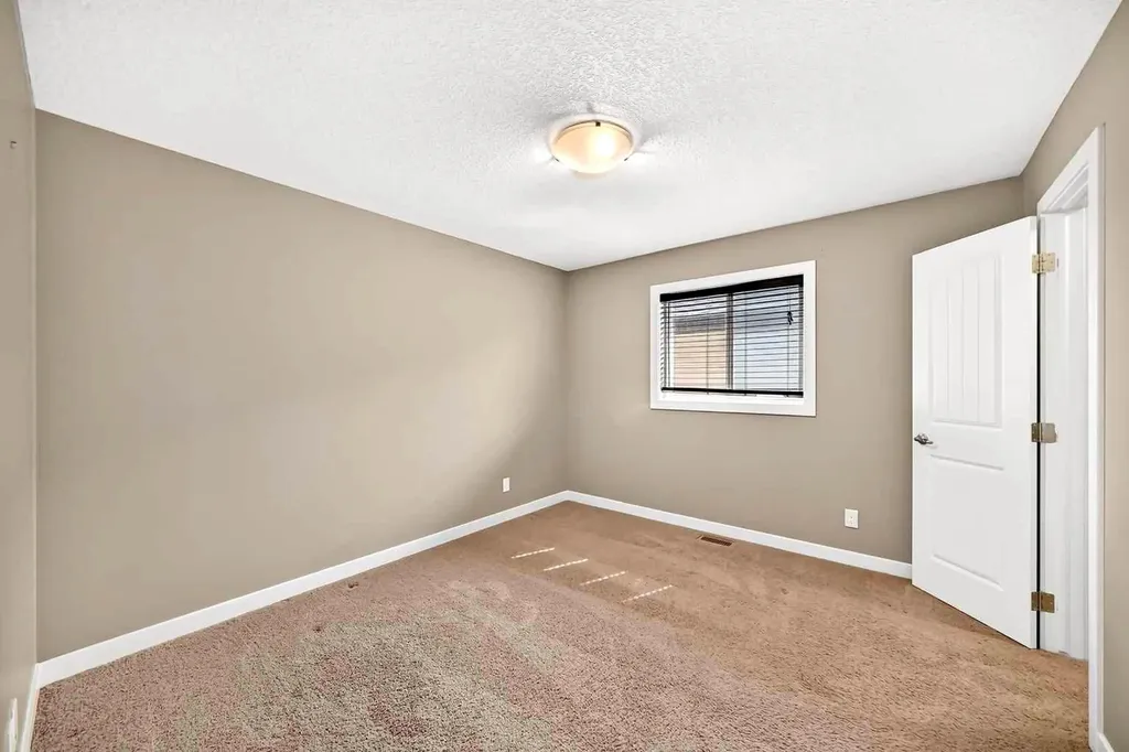 84 Evansview Manor NW Calgary AB T3P 0J7