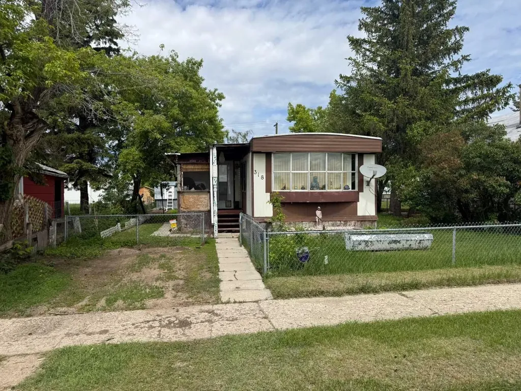 318 Railway Avenue W Hanna AB T0J 1P0