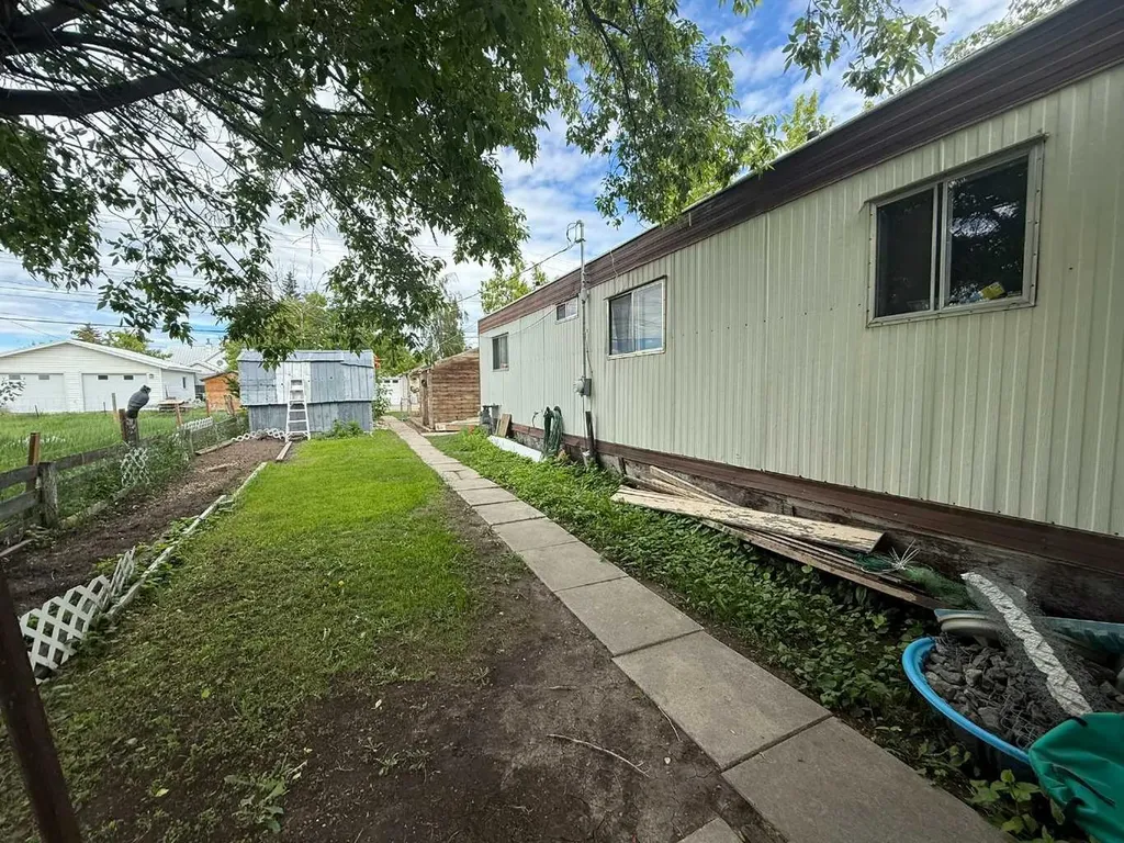 318 Railway Avenue W Hanna AB T0J 1P0