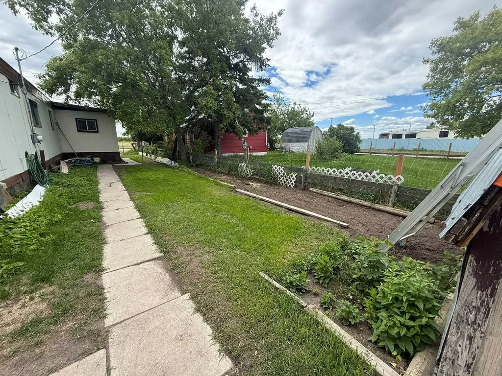 318 Railway Avenue W Hanna AB T0J 1P0