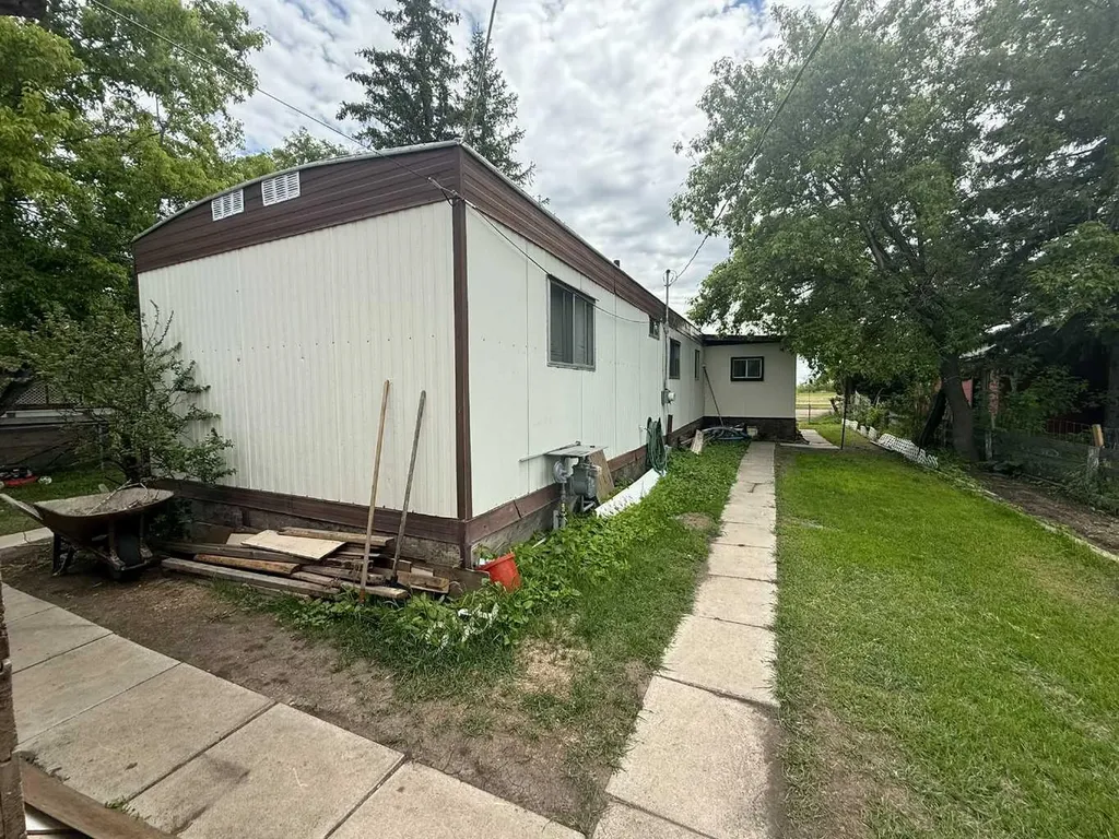 318 Railway Avenue W Hanna AB T0J 1P0