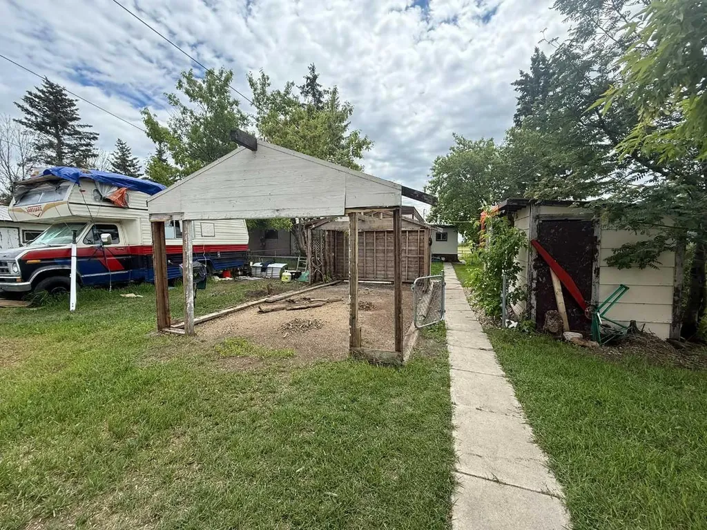 318 Railway Avenue W Hanna AB T0J 1P0