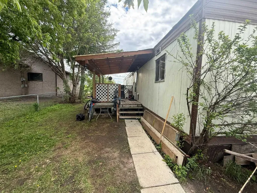 318 Railway Avenue W Hanna AB T0J 1P0