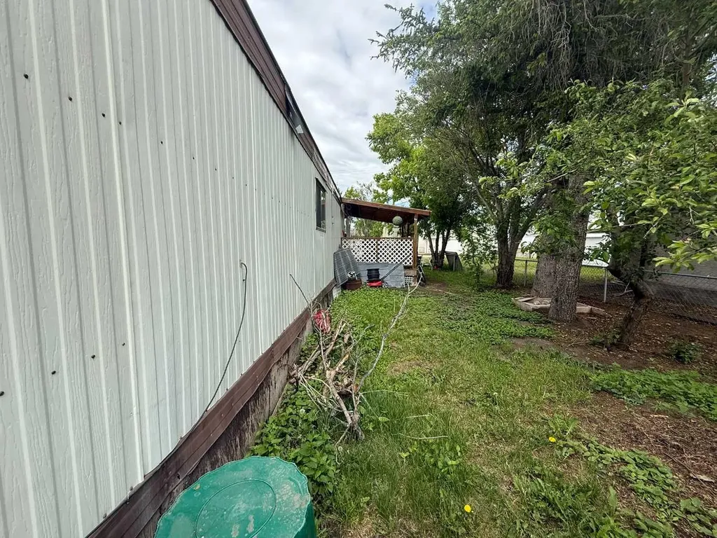 318 Railway Avenue W Hanna AB T0J 1P0