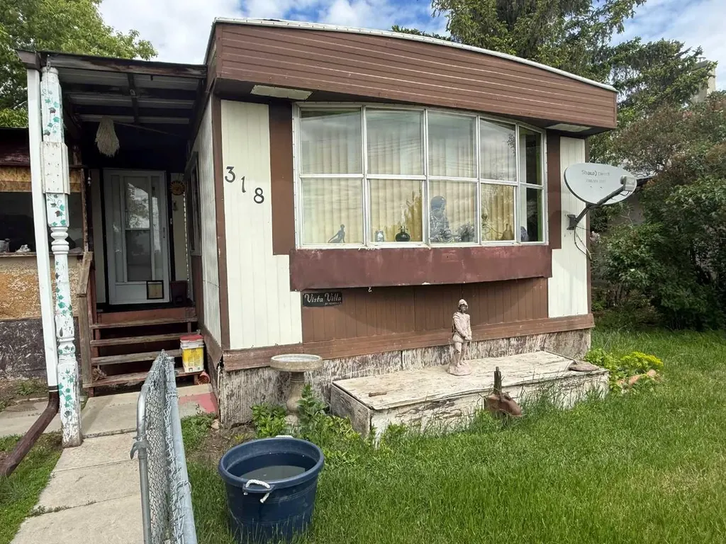 318 Railway Avenue W Hanna AB T0J 1P0