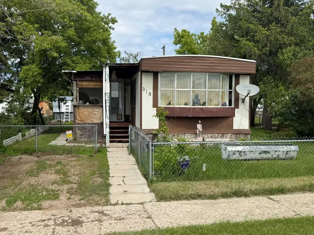 318 Railway Avenue W Hanna AB T0J 1P0