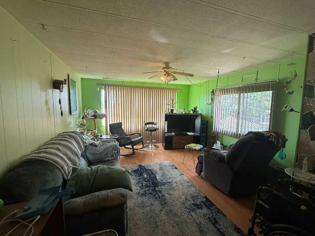 318 Railway Avenue W Hanna AB T0J 1P0