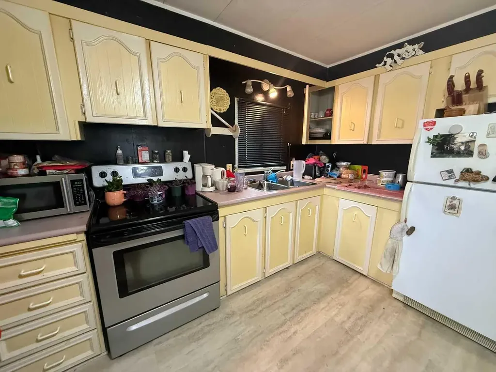 318 Railway Avenue W Hanna AB T0J 1P0