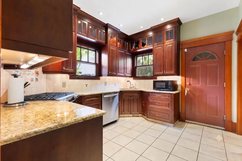 508 10 Avenue NE Calgary AB T2E 0X6