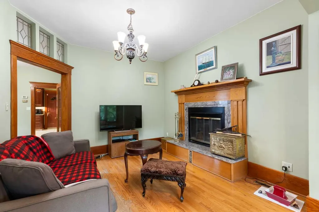 508 10 Avenue NE Calgary AB T2E 0X6
