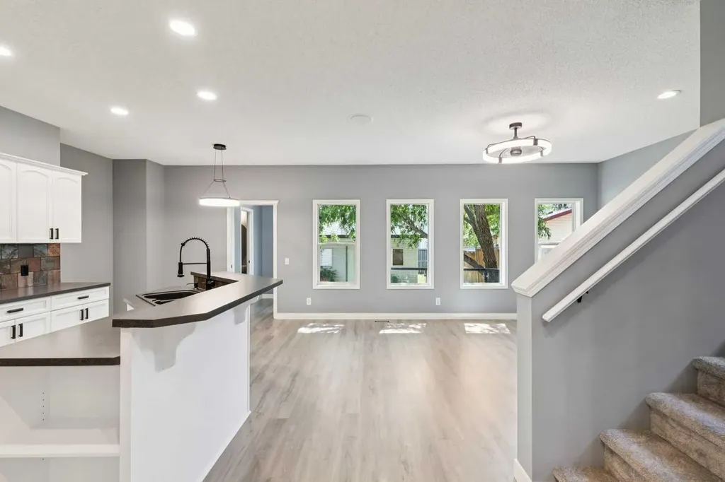 137 Prestwick Mews SE Calgary AB T2Z 3X6
