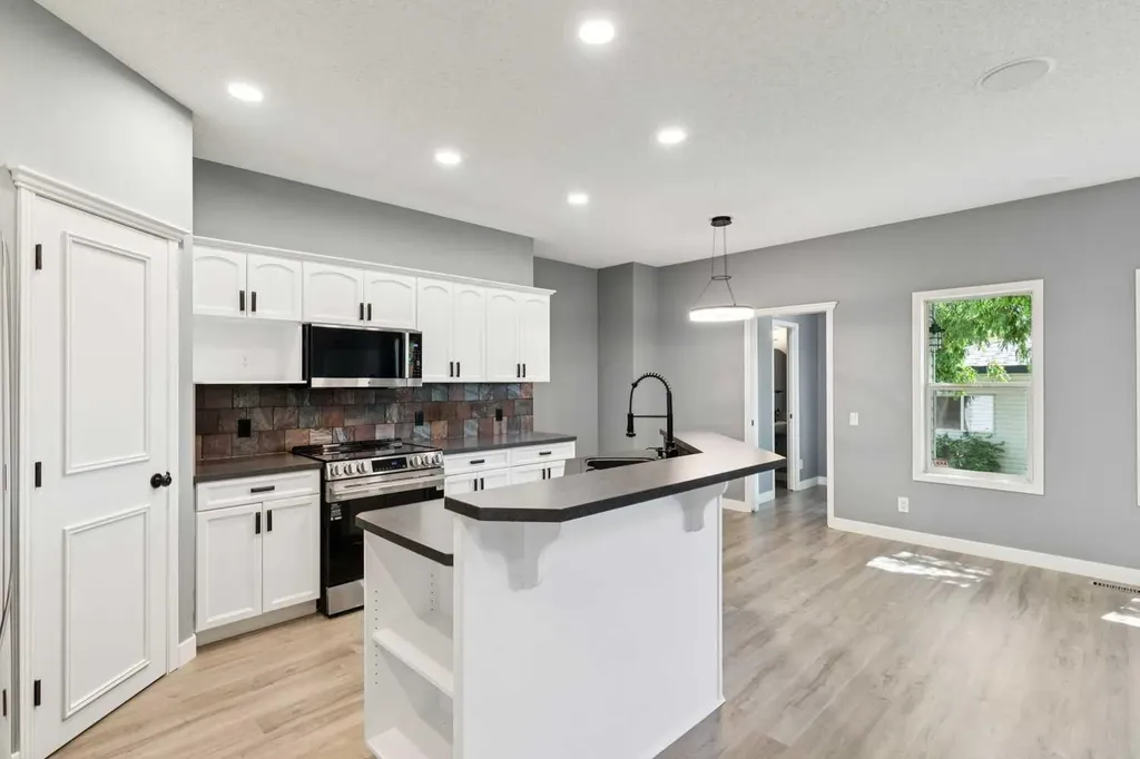 137 Prestwick Mews SE Calgary AB T2Z 3X6
