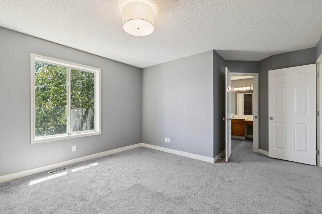 137 Prestwick Mews SE Calgary AB T2Z 3X6