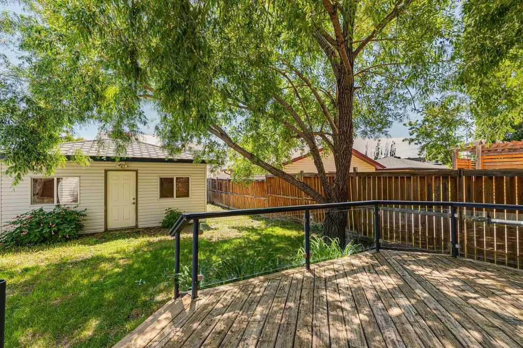 137 Prestwick Mews SE Calgary AB T2Z 3X6