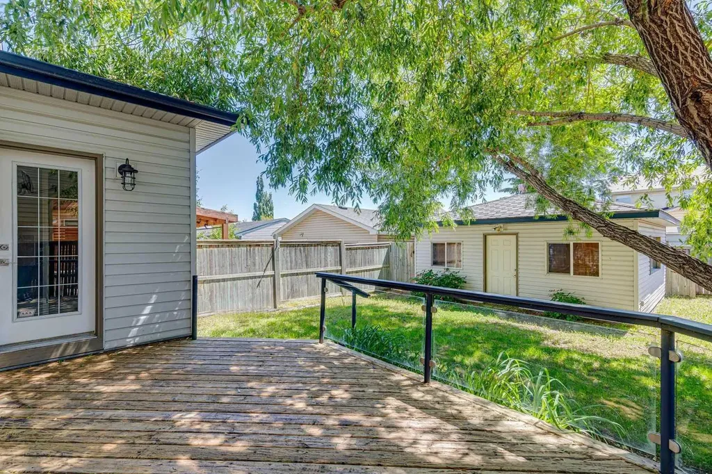 137 Prestwick Mews SE Calgary AB T2Z 3X6