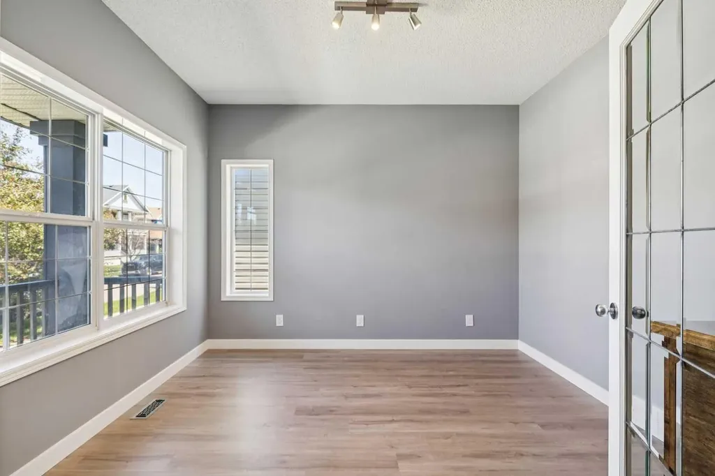 137 Prestwick Mews SE Calgary AB T2Z 3X6