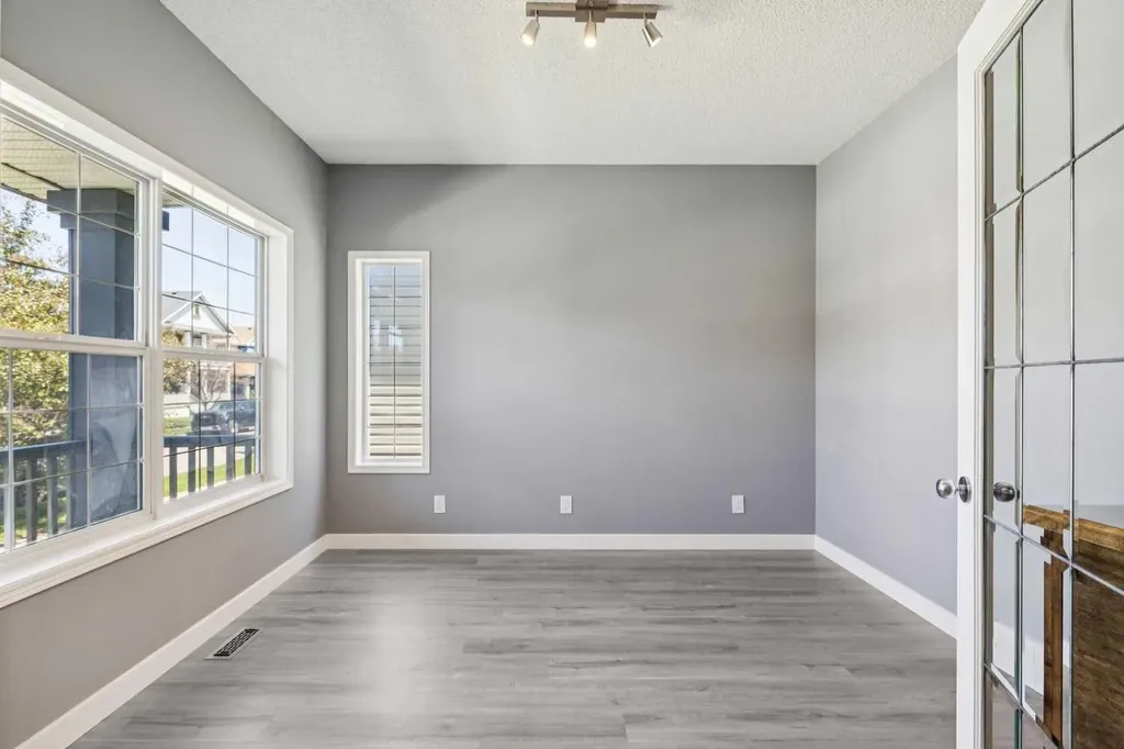 137 Prestwick Mews SE Calgary AB T2Z 3X6