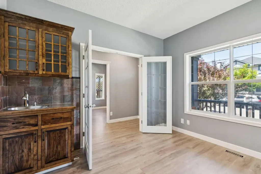 137 Prestwick Mews SE Calgary AB T2Z 3X6