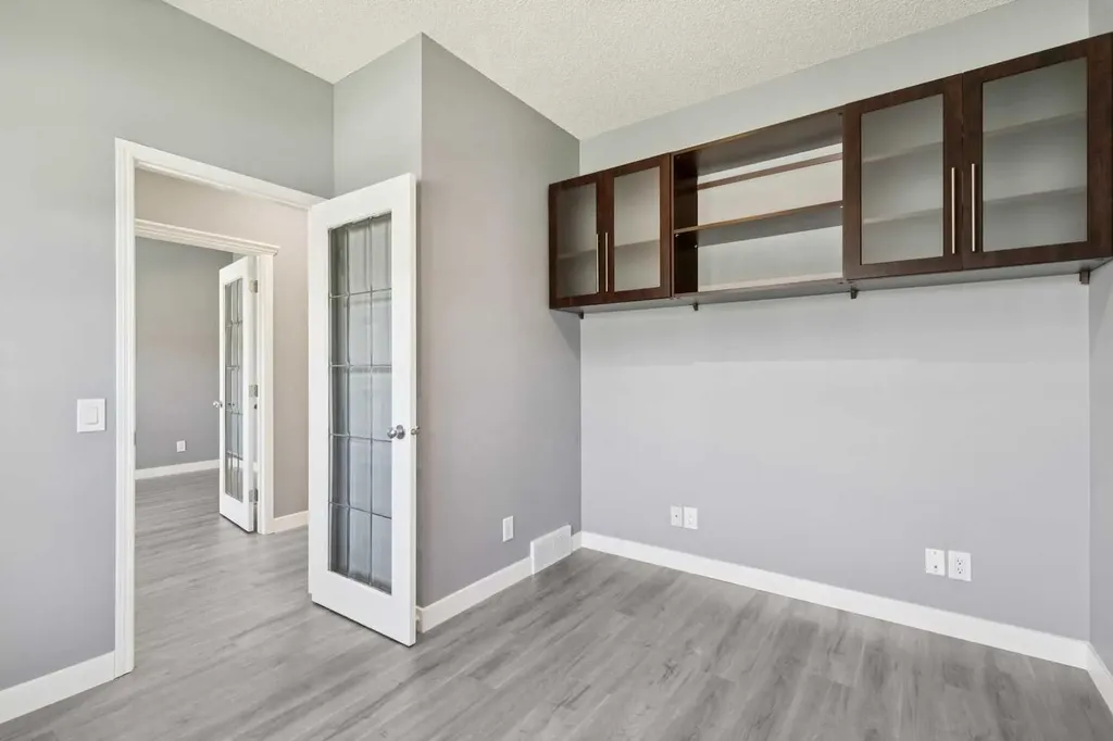 137 Prestwick Mews SE Calgary AB T2Z 3X6