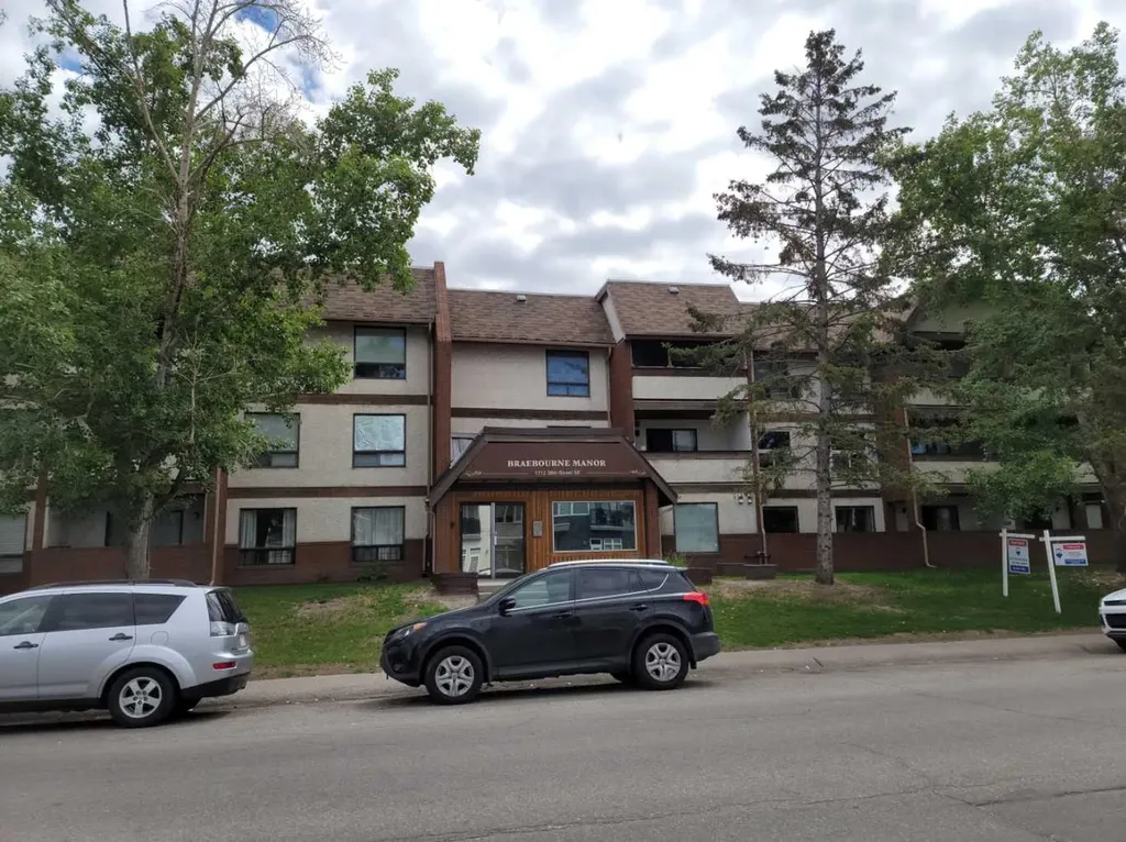 1712 38 Street SE Calgary AB t2a1h1