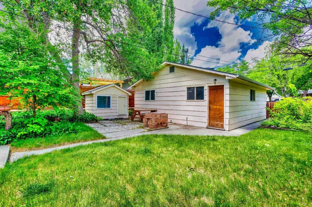 2308 9 Avenue NW Calgary AB T2N 1E7