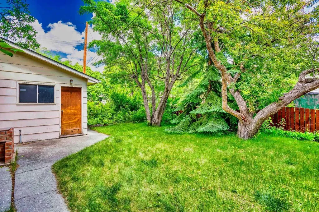 2308 9 Avenue NW Calgary AB T2N 1E7
