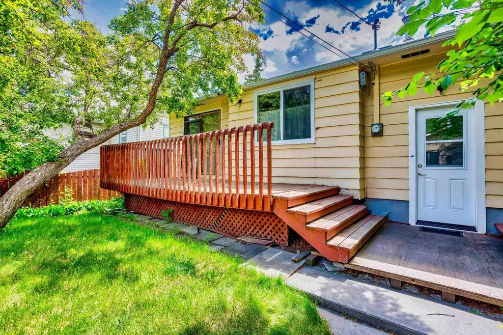 2308 9 Avenue NW Calgary AB T2N 1E7