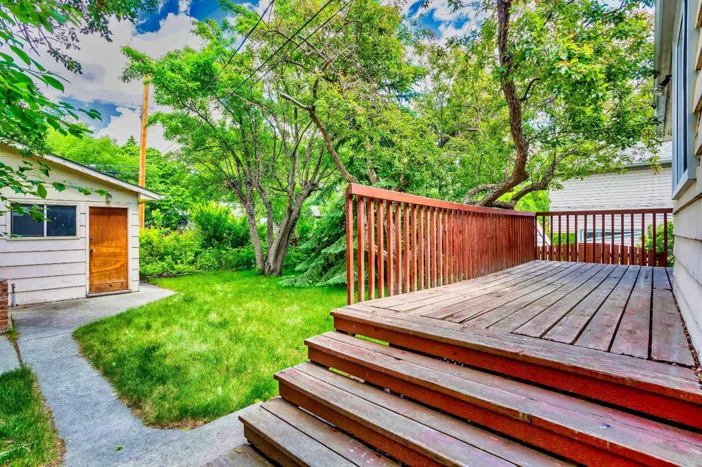 2308 9 Avenue NW Calgary AB T2N 1E7