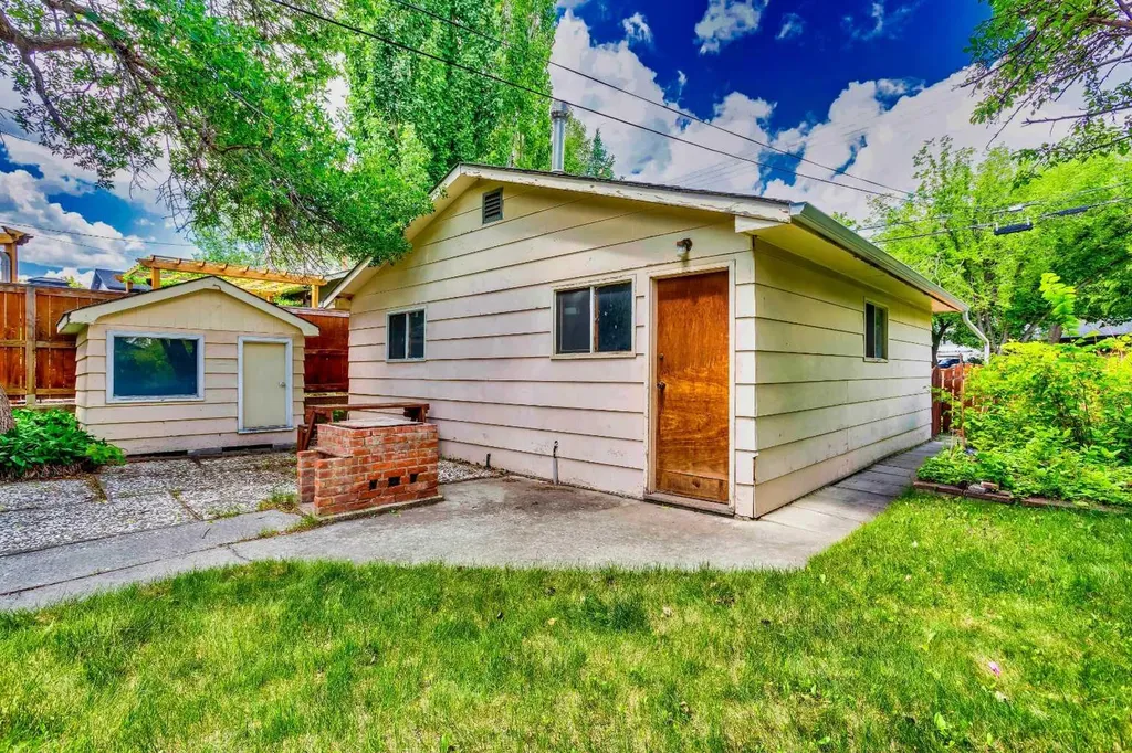 2308 9 Avenue NW Calgary AB T2N 1E7