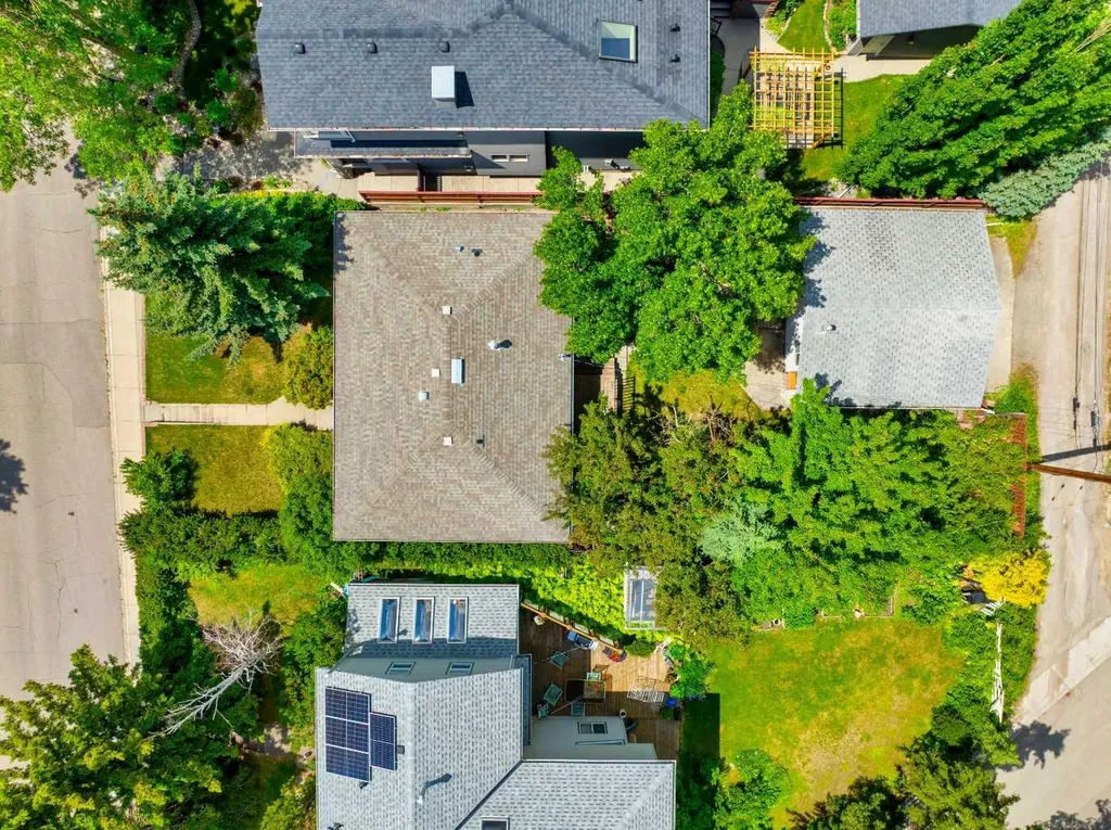 2308 9 Avenue NW Calgary AB T2N 1E7