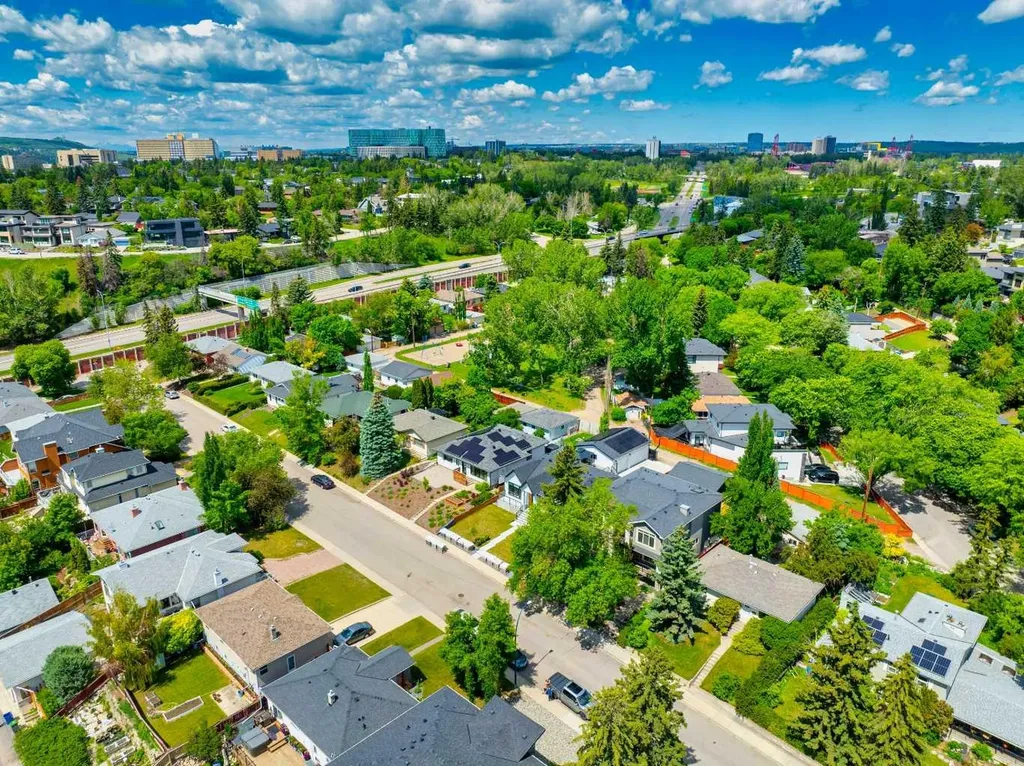 2308 9 Avenue NW Calgary AB T2N 1E7
