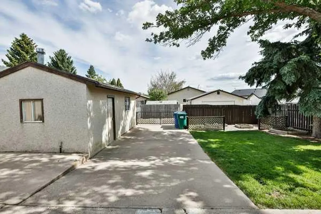 414 12 Avenue N Lethbridge AB T1H 1P3