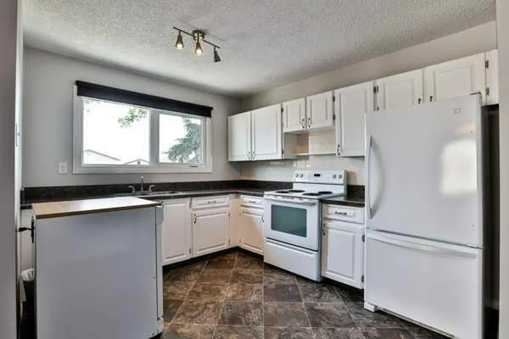 414 12 Avenue N Lethbridge AB T1H 1P3