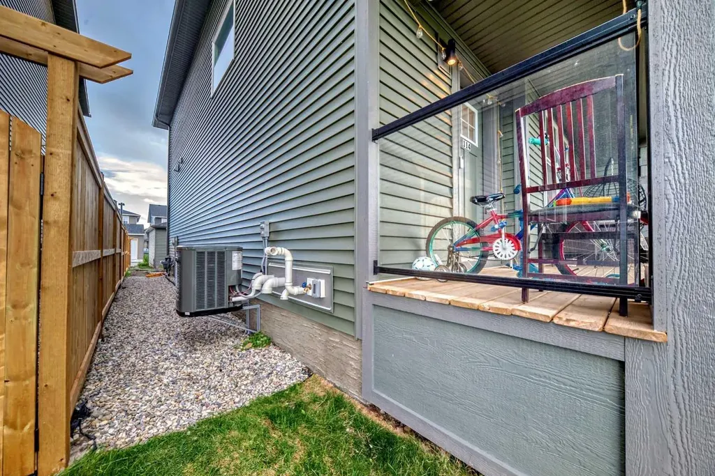 114 Midgrove SW Airdrie AB T4B 5H2